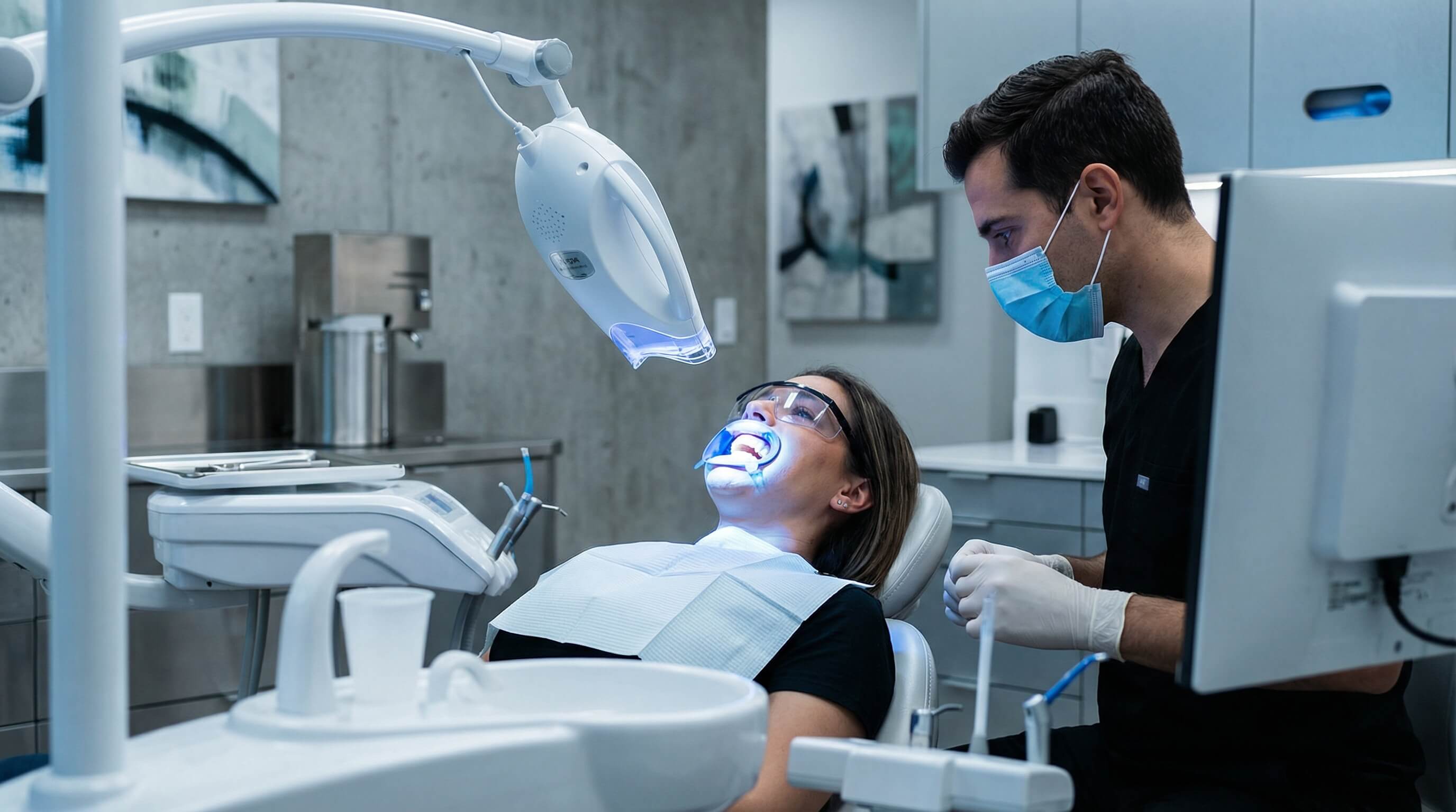 Diş Beyazlatma Yöntemleri: Evde mi Klinikte mi?